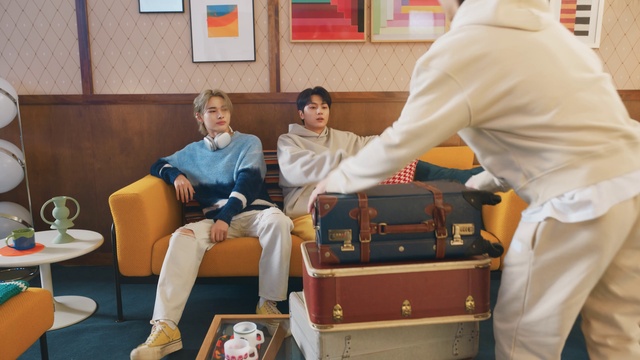 Video Reference: Leg, Comfort, Event, Leisure, Luggage and bags, Room, Recreation, Conversation, Fun, Couch