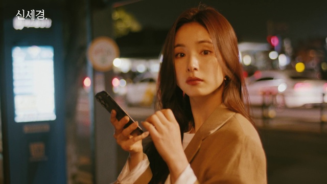 Video Reference: Lip, Hand, Flash photography, Gesture, Finger, Communication Device, Mobile phone, Telephony, Gadget, Fun