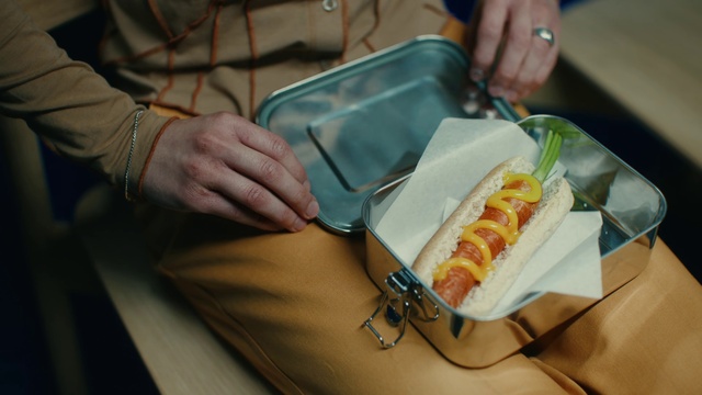 Video Reference: Food, Table, Ingredient, Tableware, Recipe, Plate, Sandwich, Fast food, Cuisine, Dish