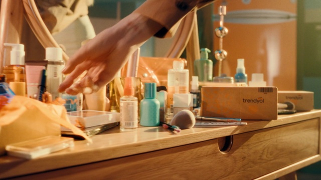 Video Reference: Hand, Tap, Product, Kitchen, Countertop, Orange, Wood, Gas, Science, Bottle