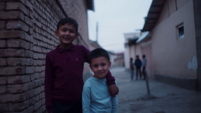 Video Reference: Chin, Smile, Eye, Facial expression, Human, Window, Temple, Sleeve, Flash photography, Standing