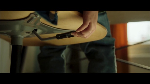 Video Reference: Arm, Human body, Neck, Jaw, Sleeve, Gesture, Knee, Thigh, Automotive tire, Elbow