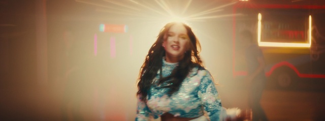 Video Reference: Eye, Flash photography, Happy, Entertainment, Lens flare, Fun, Performing arts, Event, Music artist, Blond