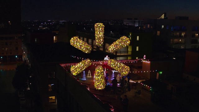 Video Reference: Electricity, Sky, Water, Christmas decoration, Building, Midnight, City, Window, Event, Christmas