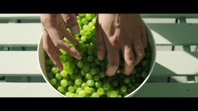 Video Reference: Food, Hand, Fruit, Plant, Seedless fruit, Natural foods, Ingredient, Gesture, Finger, Staple food
