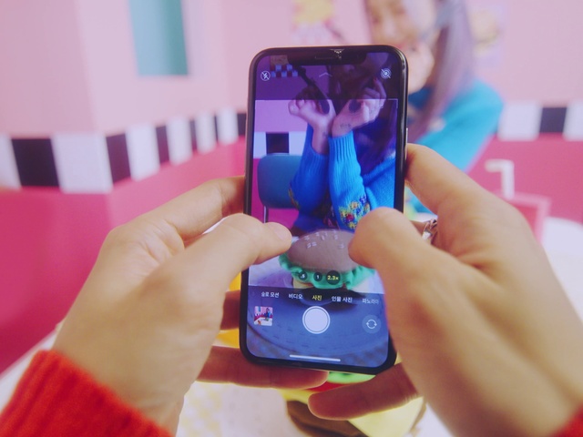 Video Reference: Hand, Telephone, Mobile phone, Purple, Communication Device, Telephony, Finger, Gesture, Portable communications device, Violet