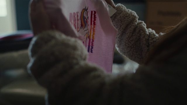 Video Reference: Gesture, Finger, Glove, Thumb, Nail, Wrist, Magenta, Fur, Carmine, Human leg