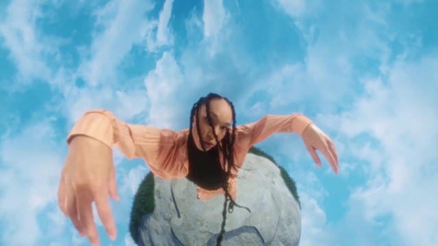 Video Reference: Cloud, Sky, Hand, People in nature, Human body, Flash photography, Happy, Gesture, Leisure, Art
