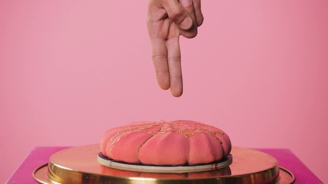 Video Reference: Cake decorating, Hat, Gesture, Pink, Magenta, Serveware, Sugar cake, Dishware, Peach, Birthday cake