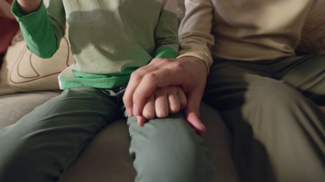 Video Reference: Joint, Trousers, Arm, Leg, Comfort, Knee, Gesture, Thigh, Elbow, Finger