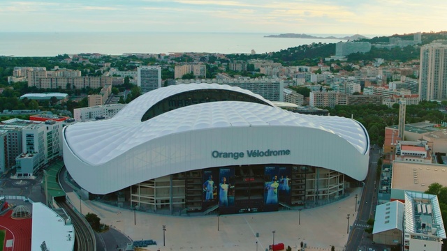 Video Reference: Daytime, Building, Sky, Cloud, World, Urban design, City, Cityscape, Tower block, Metropolitan area