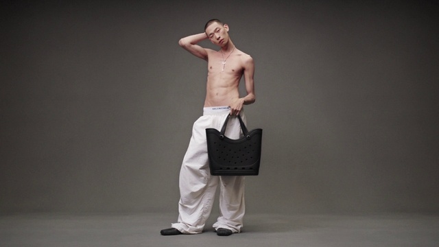 Video Reference: Hand, Arm, Shoulder, Leg, Human body, Flash photography, Knee, Elbow, Trunk, Performing arts