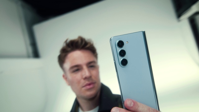 Video Reference: Mobile phone, Telephony, Communication Device, Gesture, Portable communications device, Gadget, Mobile device, Finger, Audio equipment, Smartphone