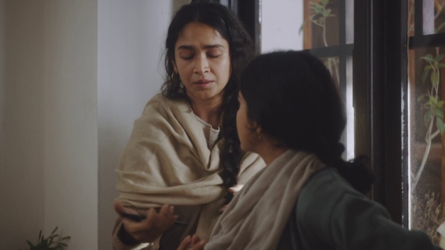 Video Reference: Event, Plant, Fun, Conversation, Room, Happy, Sitting, Formal wear, Fashion design, Window