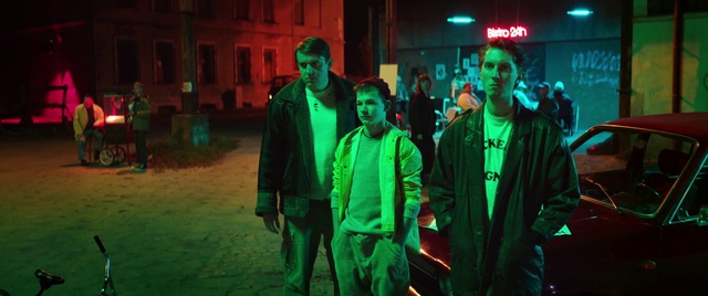 Video Reference: Green, Sleeve, Entertainment, Performing arts, Fun, Tie, Event, Performance art, Fashion design, Magenta