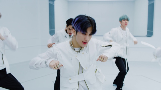 Video Reference: Neck, Sleeve, Gesture, Collar, Street fashion, Fashion design, Happy, Formal wear, Event, Uniform