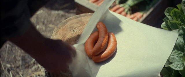 Video Reference: Frankfurter würstchen, Food, Ingredient, Staple food, Sausage, Bread, Bratwurst, Baked goods, Produce, Knackwurst