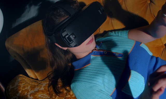 Video Reference: Leg, Hat, Human body, Flash photography, Cap, Baseball cap, Headgear, Sports gear, Eyewear, Personal protective equipment