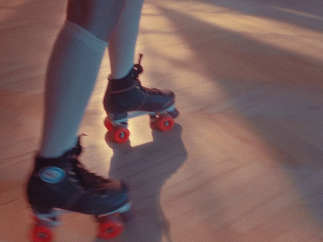 Video Reference: Footwear, Leg, Cloud, Knee, Thigh, Gesture, Finger, Nail, Roller skates, Flooring
