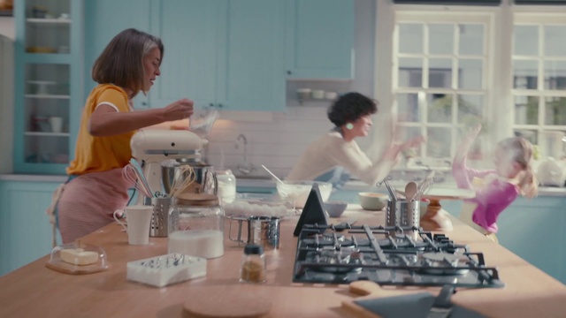 Video Reference: Table, Hand, Tableware, Eyelash, Vision care, Eyewear, Plate, Fashion design, Cooking, Event