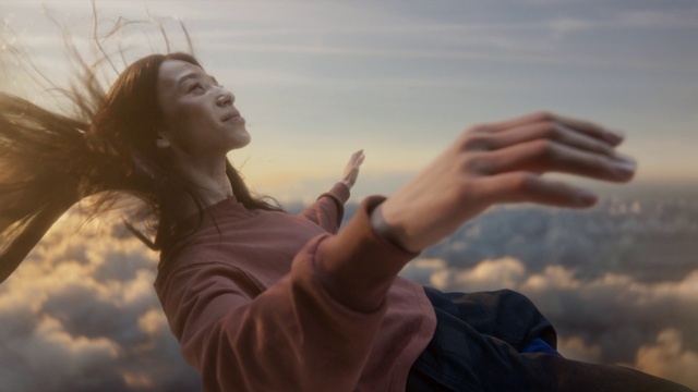 Video Reference: Cloud, Sky, Hand, Outerwear, Arm, People in nature, Flash photography, Happy, Sunlight, Gesture