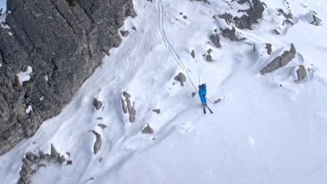 Video Reference: Snow, Slope, Ice cap, Outdoor recreation, Ski, Ski Equipment, Freezing, Geological phenomenon, Winter sport, Ski pole