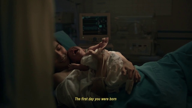 Video Reference: Jaw, Flash photography, Comfort, Gesture, Finger, Elbow, Wrist, T-shirt, Hat, Darkness