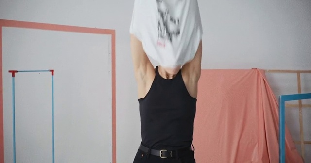 Video Reference: Joint, Shoulder, Arm, Neck, Sleeve, Waist, Street fashion, Gesture, Thigh, Knee