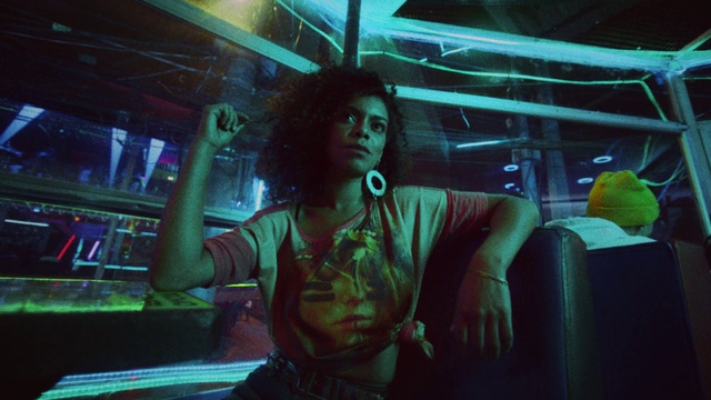 Video Reference: Flash photography, Bird, Fun, Entertainment, Electric blue, Event, Darkness, Music artist, Fictional character, Room