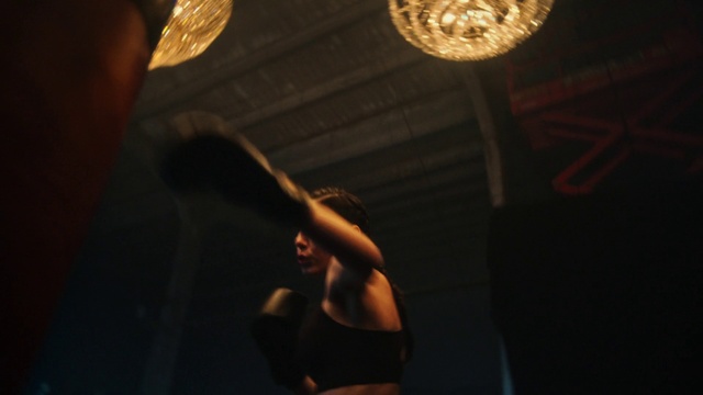 Video Reference: Flash photography, Lighting, Event, Elbow, Ceiling, Lamp, Performing arts, Entertainment, Darkness, Music