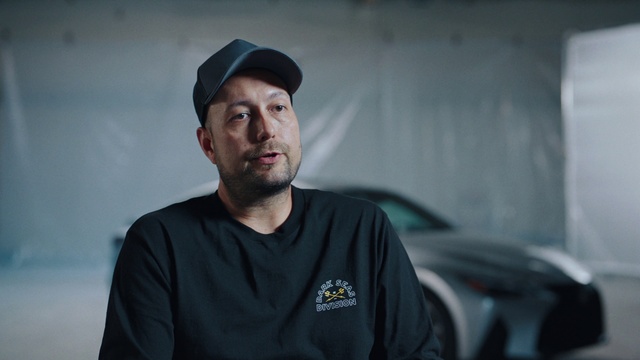 Video Reference: Forehead, Flash photography, Cap, Sleeve, Automotive design, Beard, Flat cap, T-shirt, Baseball cap, Facial hair