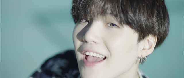 Video Reference: Forehead, Nose, Cheek, Smile, Lip, Chin, Eyelash, Flash photography, Jaw, Ear