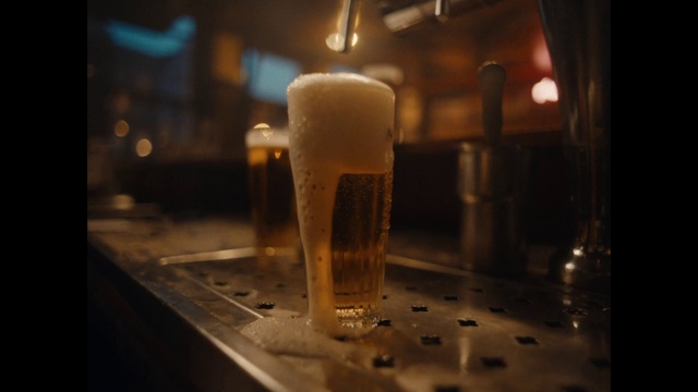 Video Reference: Tableware, Drinkware, Barware, Lighting, Beer glass, Alcoholic beverage, Drink, Beer, Automotive lighting, Pint glass