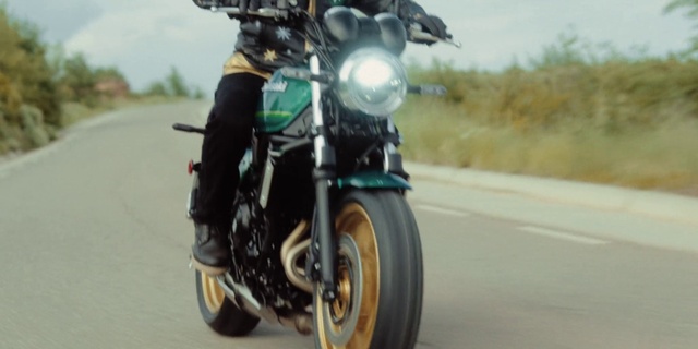 Video Reference: Tire, Wheel, Fuel tank, Vehicle, Sky, Automotive lighting, Automotive tire, Vehicle brake, Motor vehicle, Alloy wheel