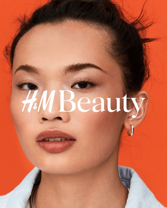 Video Reference: Forehead, Nose, Cheek, Skin, Lip, Chin, Eyebrow, Eyelash, Lipstick, Neck