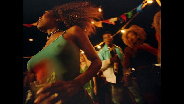 Video Reference: Flash photography, Gesture, Entertainment, Fun, Performing arts, Event, Jewellery, Hat, Performance art, Crowd