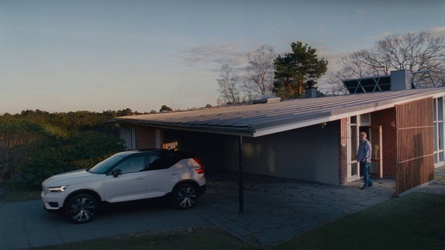 Video Reference: Sky, Tire, Wheel, Car, Vehicle, Automotive lighting, Motor vehicle, Automotive tire, Asphalt, Automotive exterior