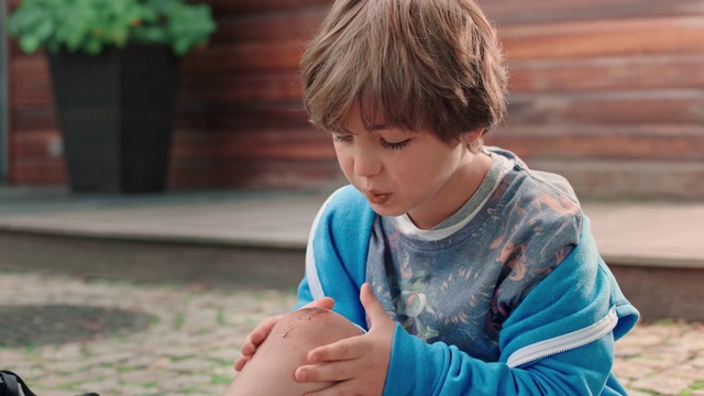 Video Reference: Joint, Hand, Hairstyle, Arm, Facial expression, Smile, Happy, Mammal, Gesture, Grass