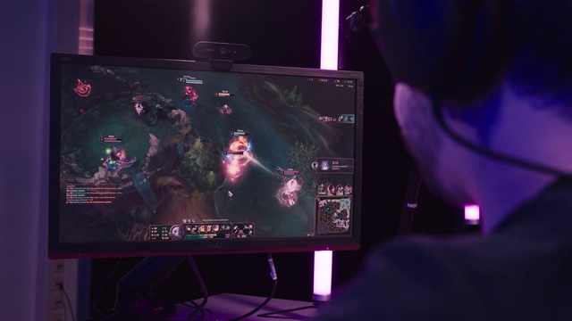 Video Reference: Purple, Entertainment, Gadget, Magenta, Display device, Event, Darkness, Multimedia, Games, Flat panel display