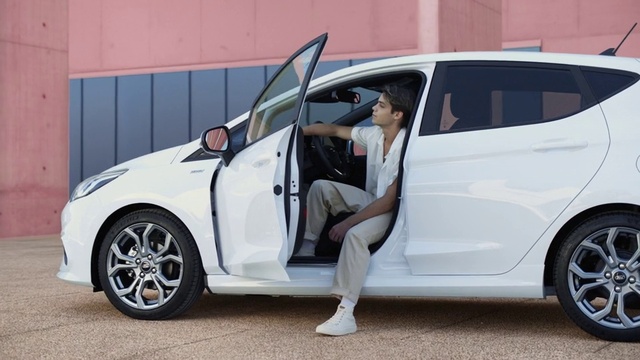 Video Reference: Tire, Wheel, Land vehicle, Car, Vehicle, Hood, Automotive tire, Dress, Automotive design, Automotive lighting
