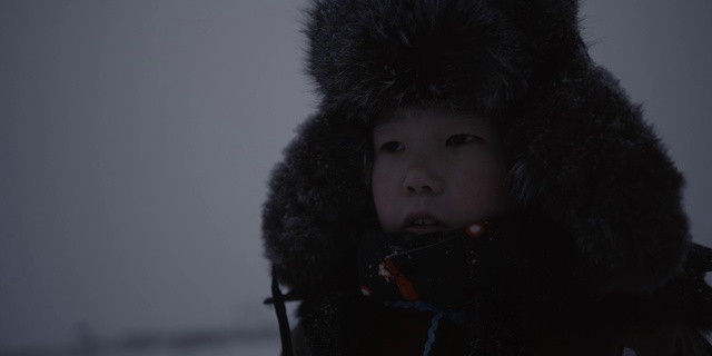 Video Reference: Nose, Parka, Glove, Flash photography, Fur clothing, Smile, Cap, Headgear, Freezing, Sky