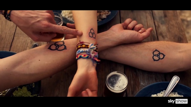 Video Reference: Joint, Skin, Cloud, Muscle, Leg, Thigh, Temporary tattoo, Gesture, Calf, Thumb