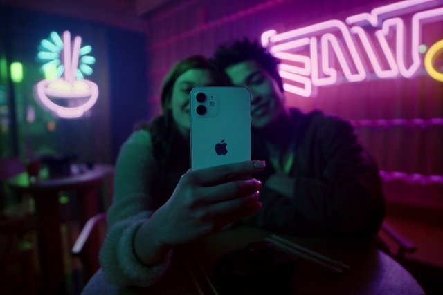 Video Reference: Hand, Light, Purple, Entertainment, Pink, Violet, Finger, Gadget, Mobile phone, Communication Device