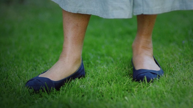 Video Reference: Joint, Shoe, Plant, Leg, People in nature, Green, Black, Leaf, Human body, Knee