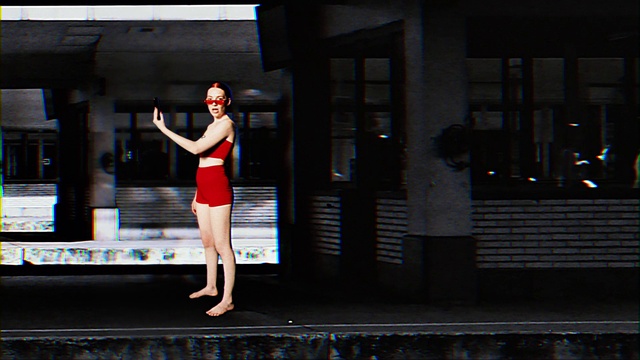 Video Reference: Flash photography, Thigh, Entertainment, Performing arts, Fashion design, Human leg, Sportswear, Leisure, Event, Performance art