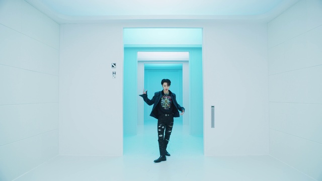 Video Reference: Azure, Sleeve, Gesture, Electric blue, Water, Formal wear, Street fashion, Flooring, Event, Symmetry