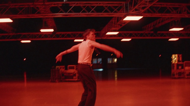 Video Reference: Entertainment, Performing arts, Flooring, Event, Choreography, Fun, Balance, Performance art, Sports, Dance