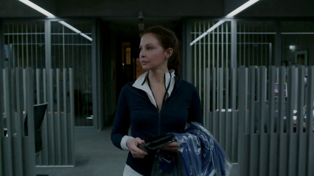Video Reference: Shoulder, Sleeve, Street fashion, Luggage and bags, White-collar worker, Glass, Bag, Job, Fashion design, Handbag