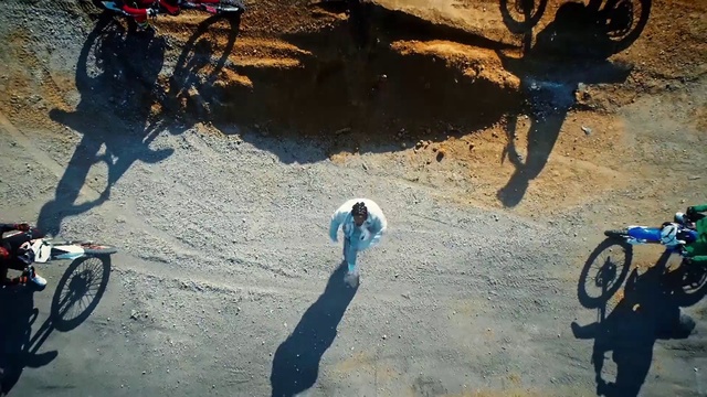 Video Reference: Bicycle, Tire, Wheel, Daytime, Bicycle tire, Automotive tire, Bicycle wheel, Bicycle handlebar, Crankset, Blue