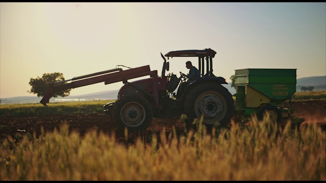 Video Reference: Wheel, Tire, Sky, Plant, Tractor, Vehicle, Agricultural machinery, Automotive tire, Motor vehicle, Grass